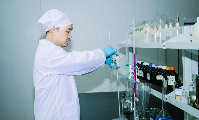 Chemical analysis of seamless steel pipes ensuring correct composition