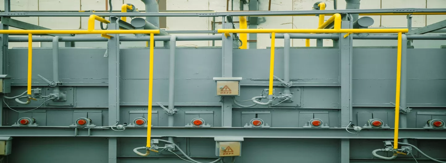 Natural gas heat treatment furnace for seamless steel pipes improving mechanical properties