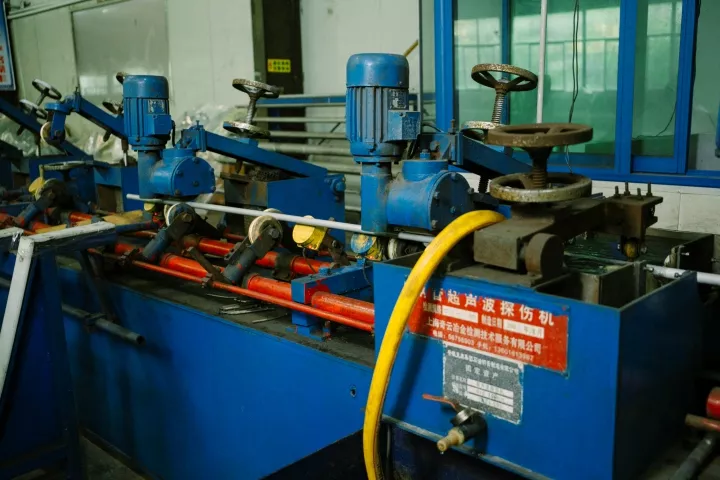 Ultrasonic testing for seamless steel pipes detecting internal defects