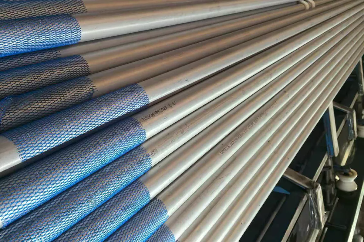 Seamless steel pipe factory witd modern production line and export-ready steel pipes